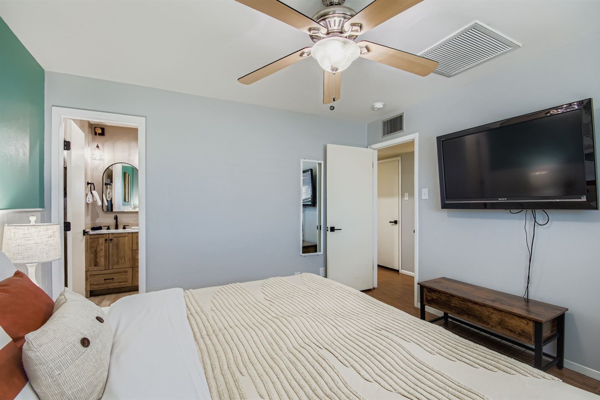 Bedroom 2 with Ensuite Bathroom- King Bed