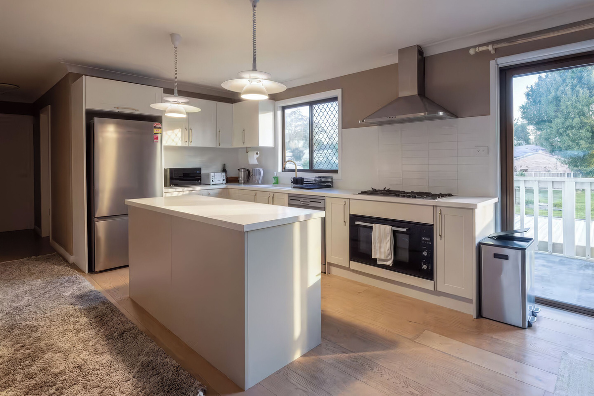 Luna’s Sanctuary in Sanctuary Point includes a well-equipped kitchen for easy meals between St Georges Basin swims and Jervis Bay day trips.