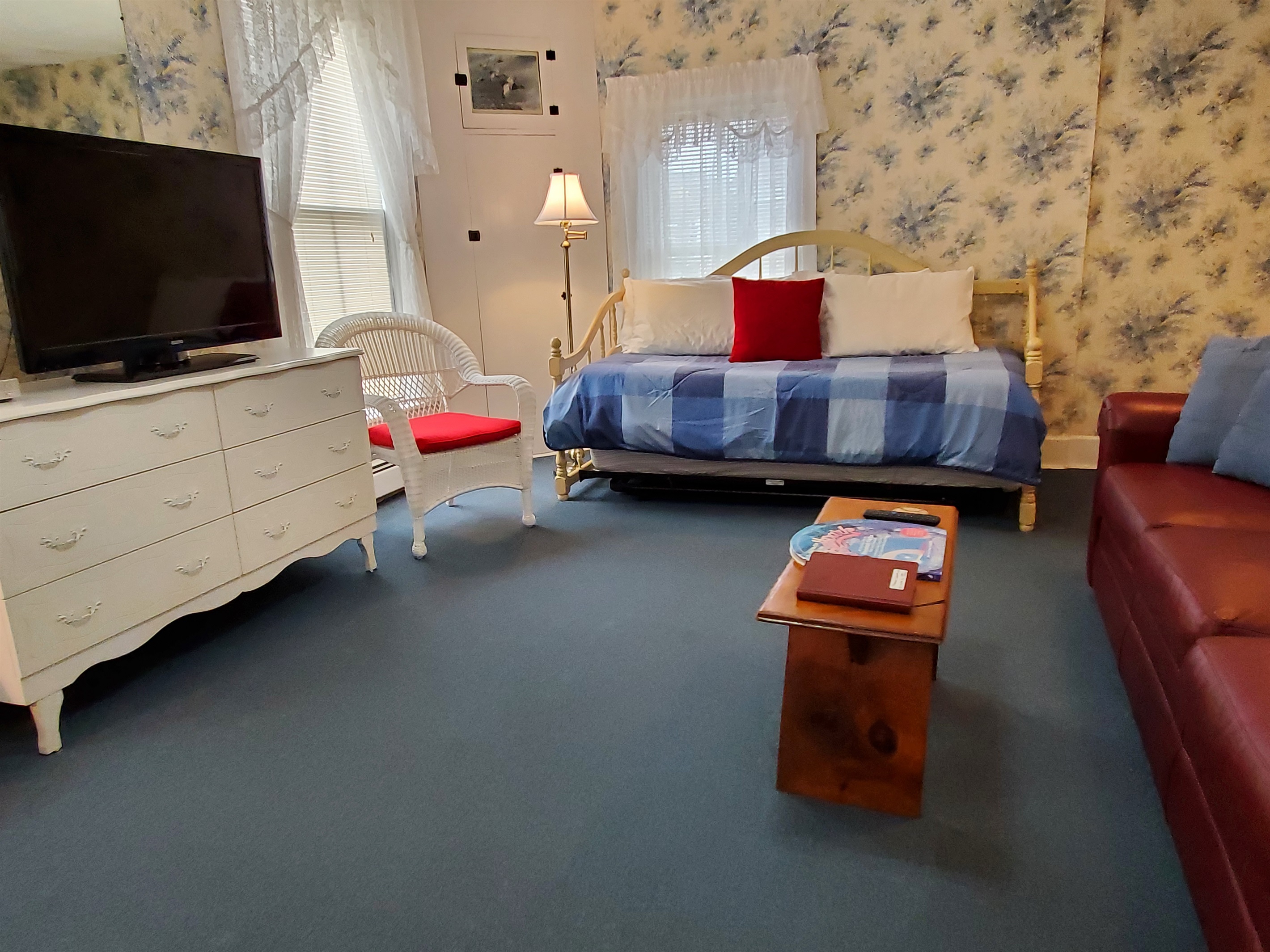 Living room day bed w/ trundle