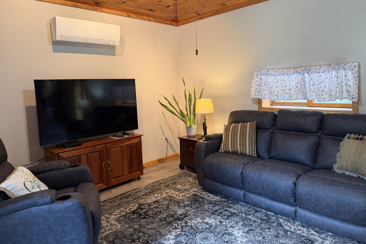 Great room with vaulted ceilings and SmartTV