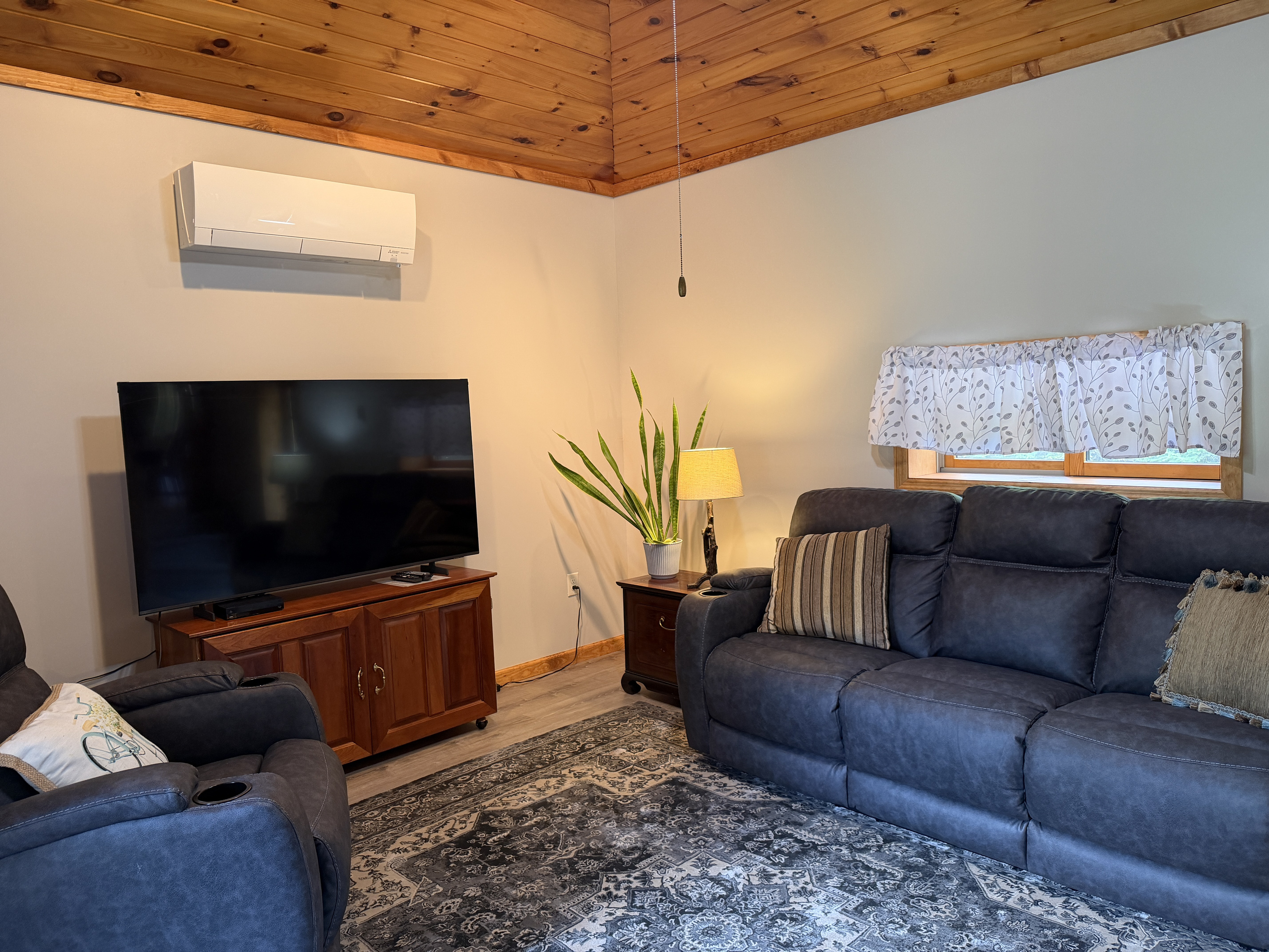 Great room with vaulted ceilings and SmartTV