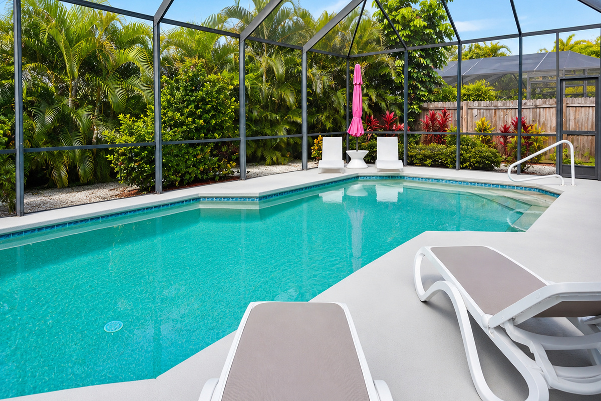 Expansive pool with your choice of loungers. Enjoy ledge loungers or adjustable back loungers.