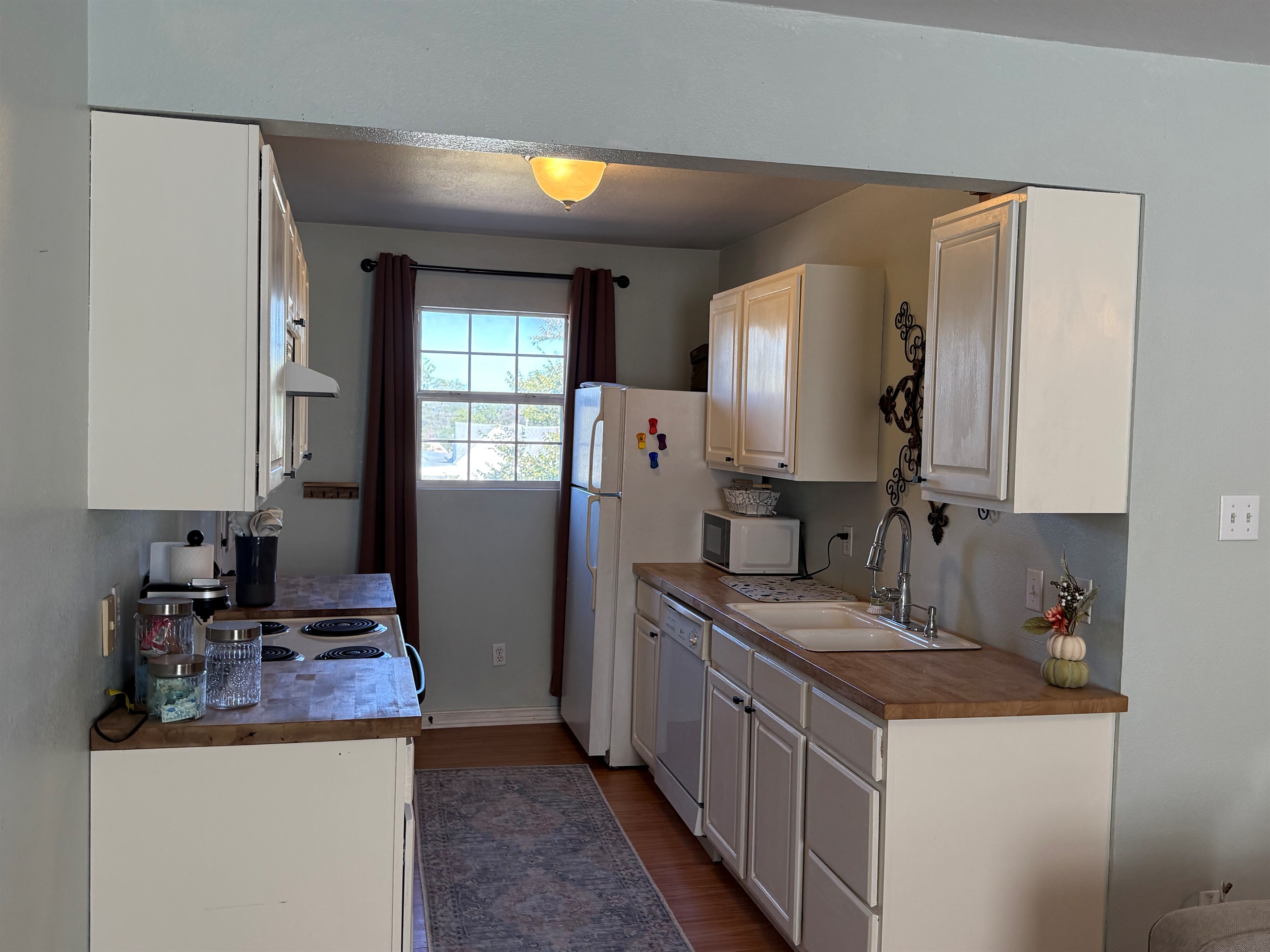 Compact kitchen perfect for light cooking.