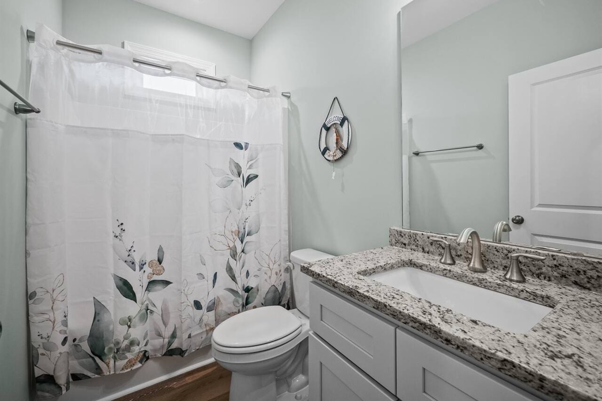 Full bathroom shared between Queen room and Twin Room