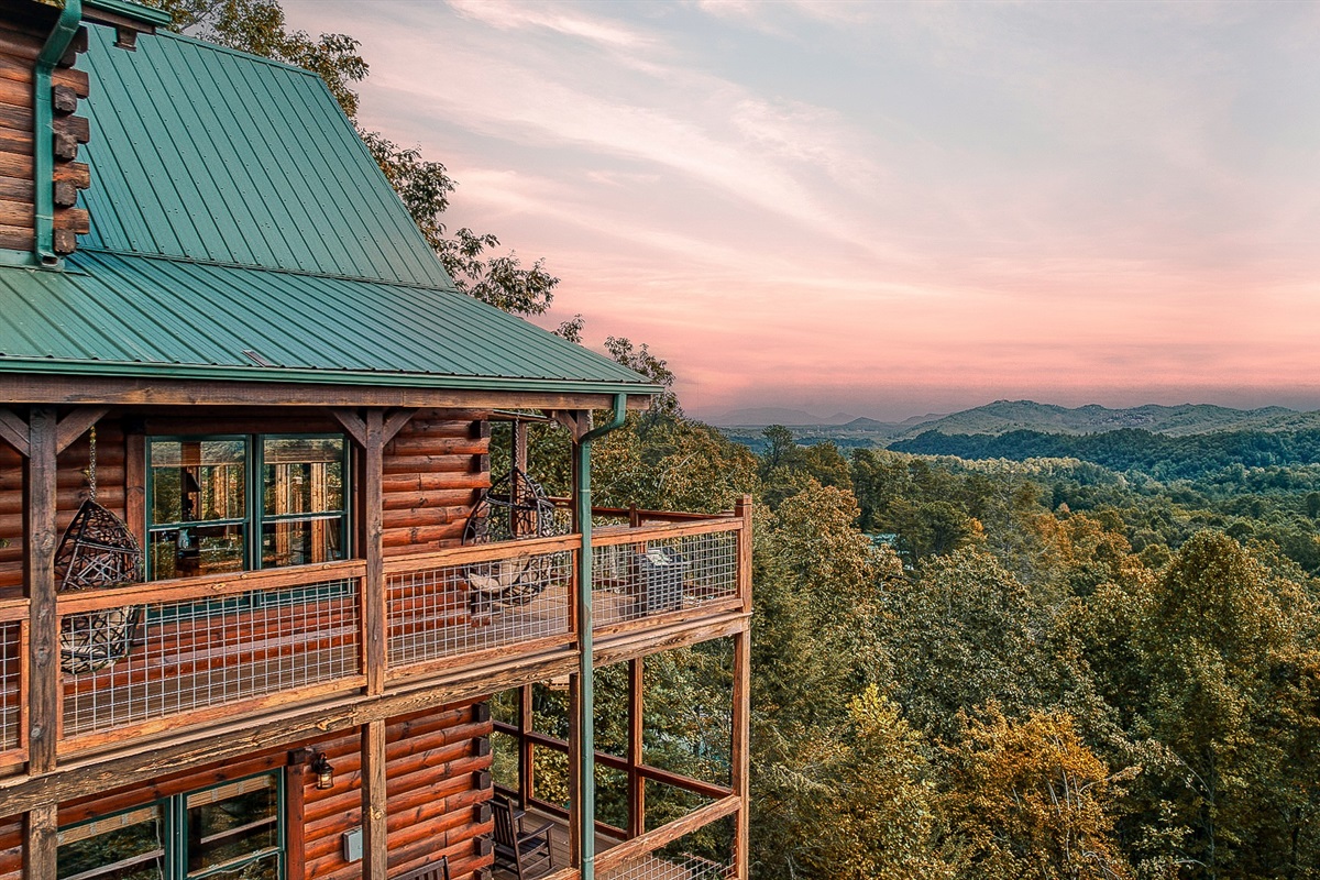 Soak your cares away while taking in panoramic views of the Great Smoky Mountains! Our large hot tub has amazing views and is refilled/cleaned after each guest.