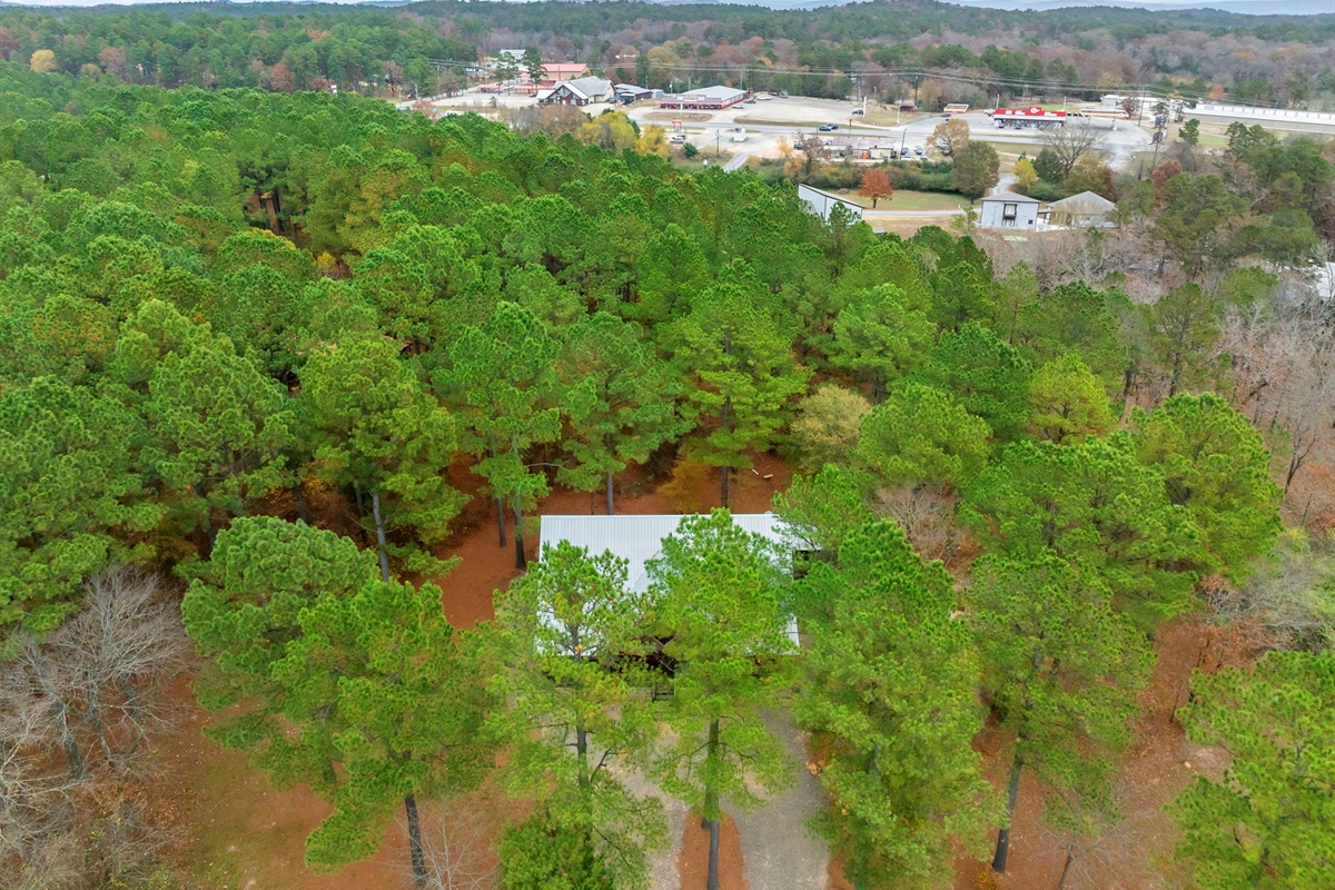 This property is nestled in the woods but just a short walk to Grateful Head pizza and near all the Hochatown attractions