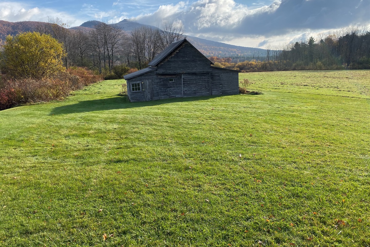 Historic Barn & Open Field

“Picturesque historic barn set among open fields with mountain views.”