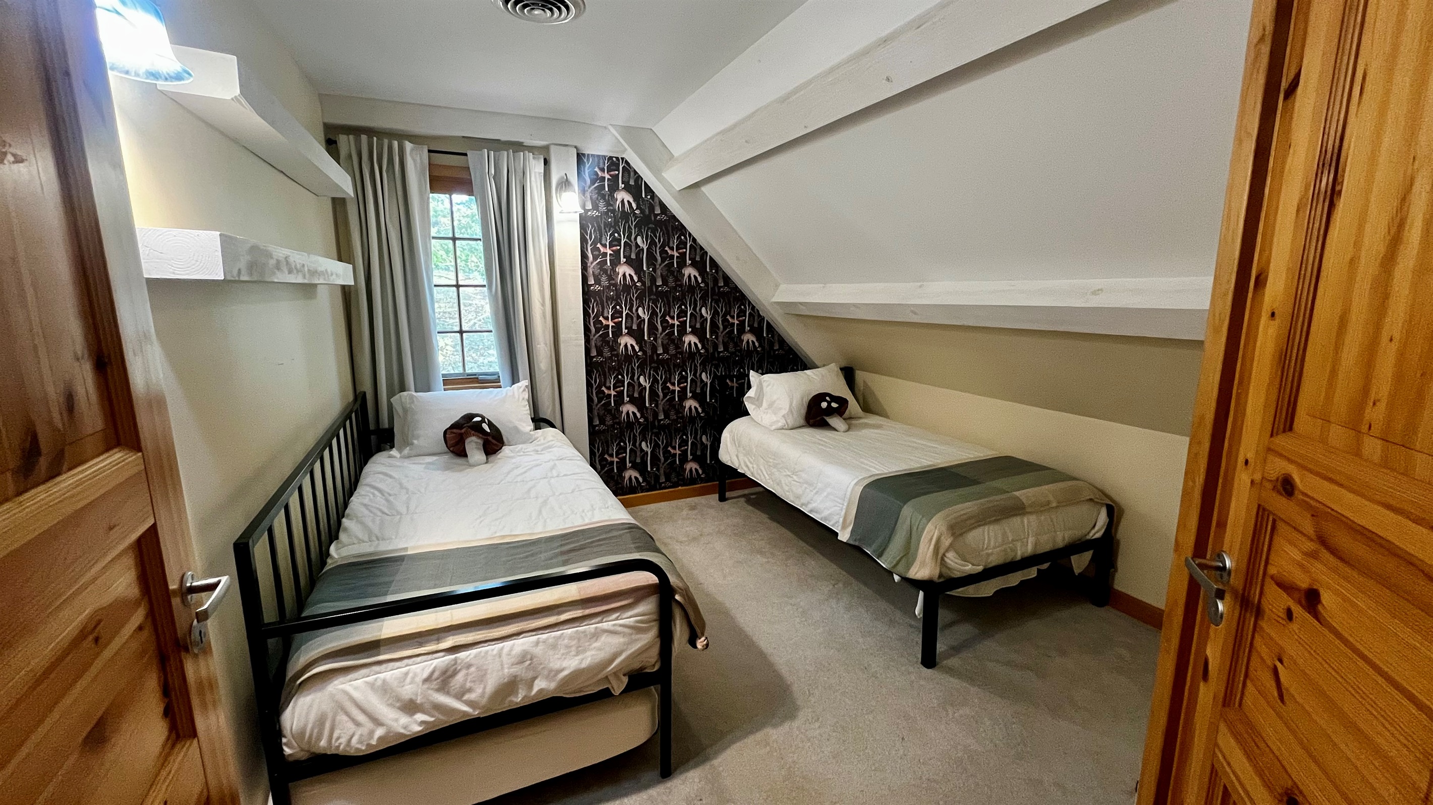 3 twin beds- 2 singles and a day bed