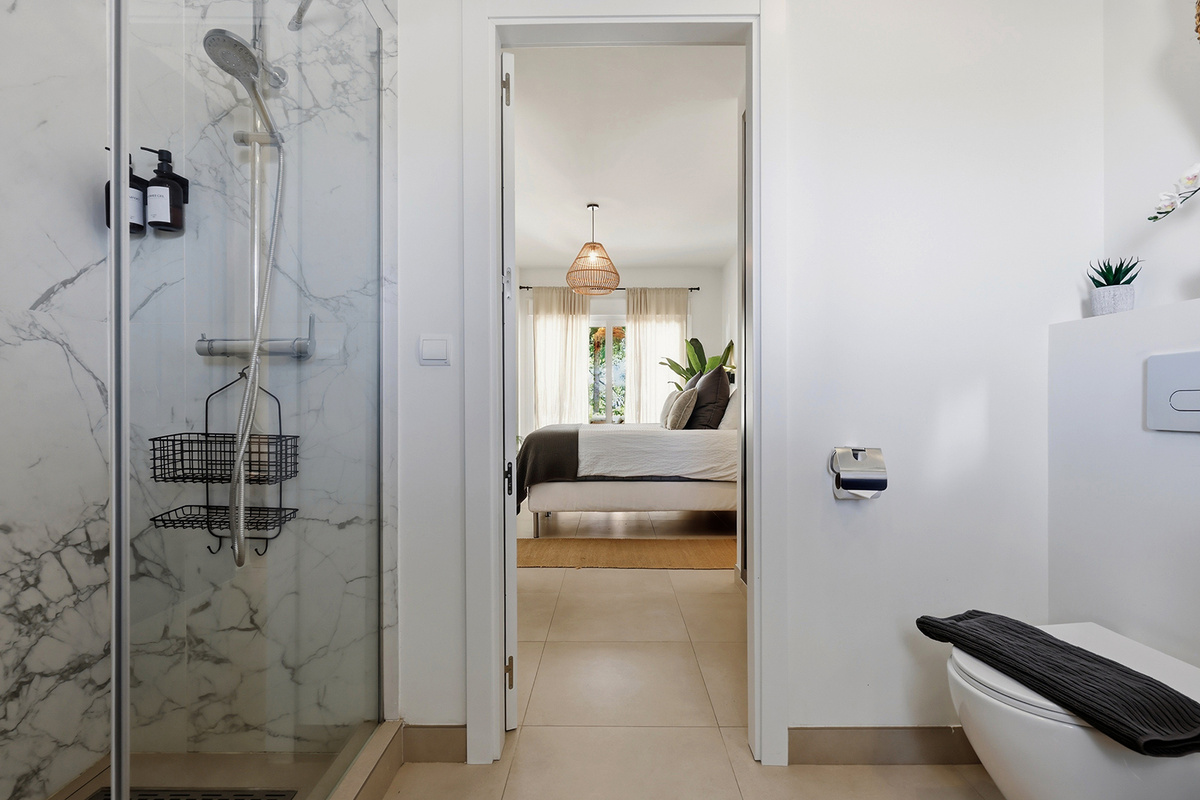 Master bedroom - ensuite