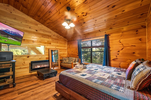 Go To the Upstairs Penthouse & Relax In The King Size Bed Master Bedroom While Taking It All In