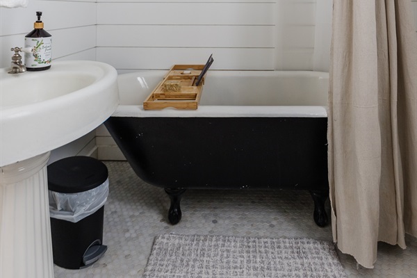 Main level bathroom en-suite