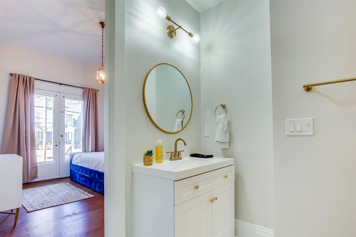 Full Bathroom 1