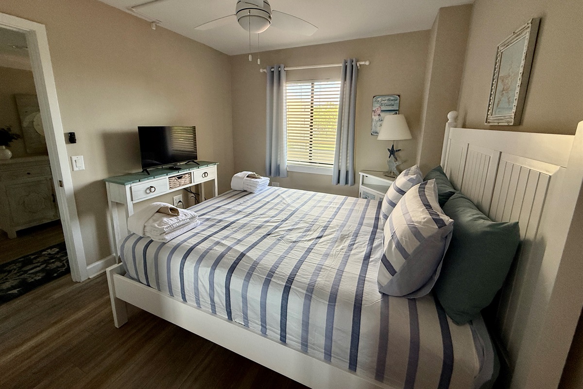 Queen Guest Bedroom w/Smart TV