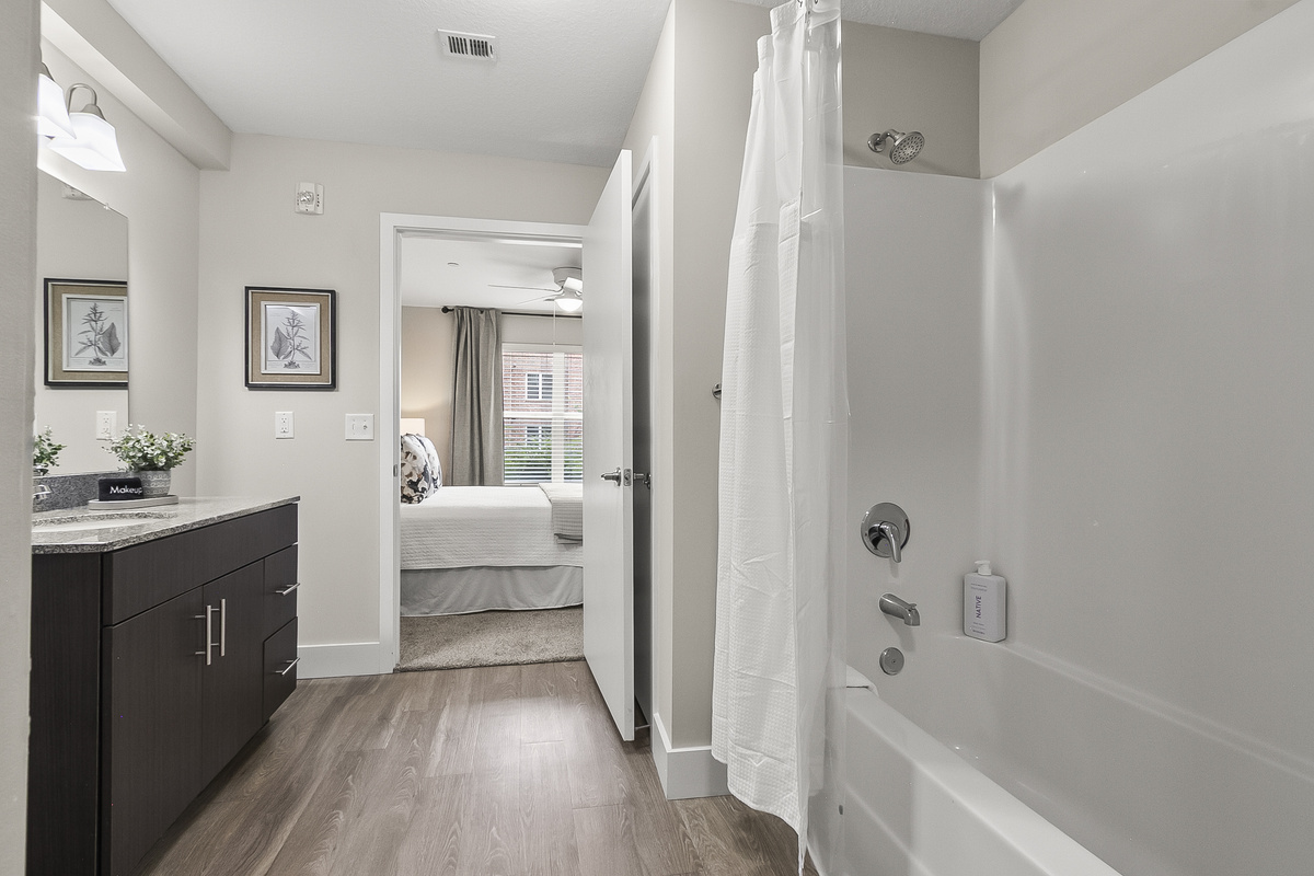 King Bathroom 1
