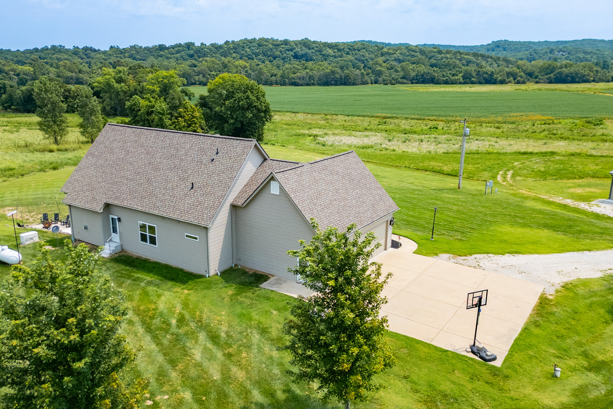 Close to it all, yet a world away. Minutes from Six Flags, Purina Farms, wineries, and state parks.
