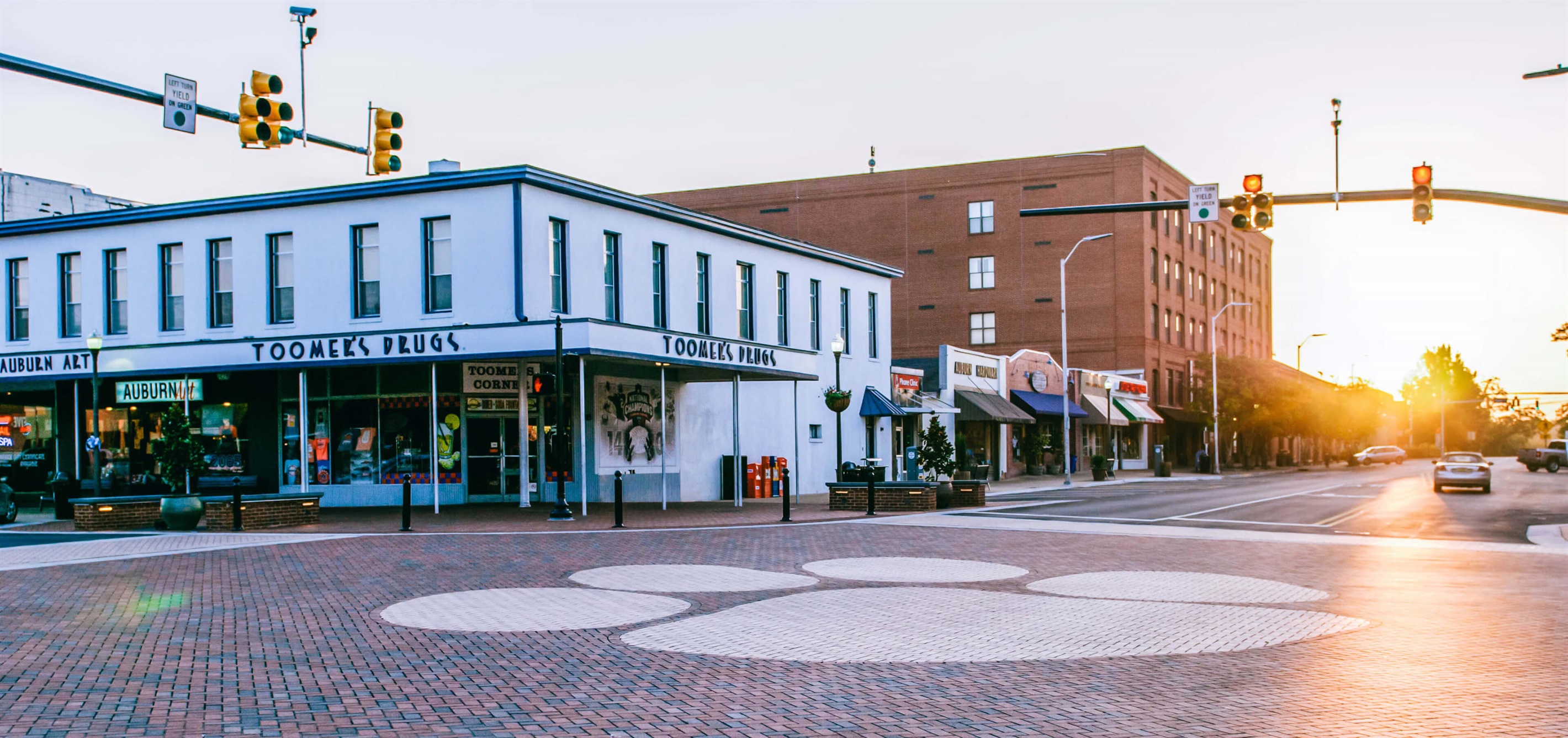 7 Minute Drive to Downtown Auburn