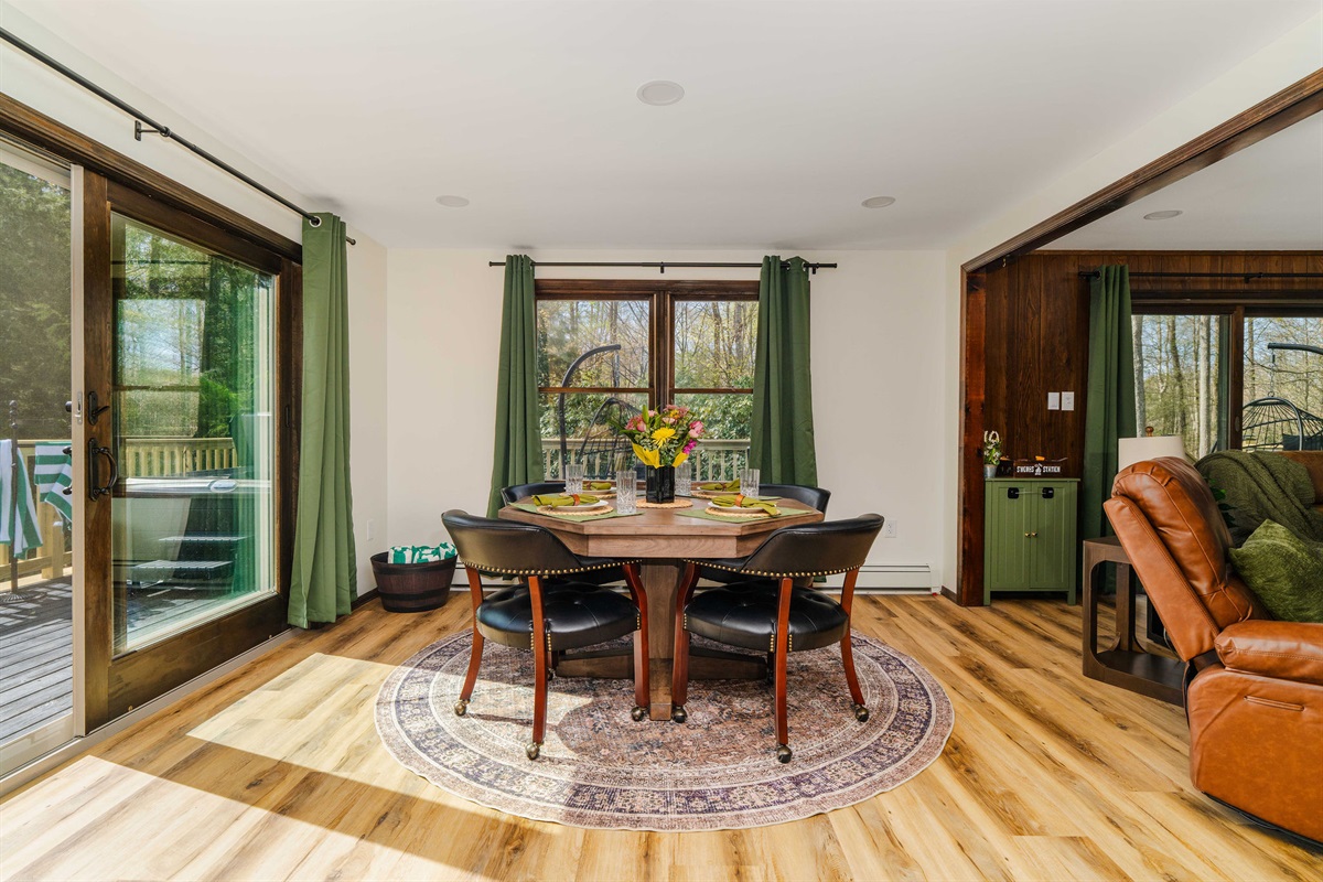 🍽️ Open-concept living and dining flow together for easy gatherings.