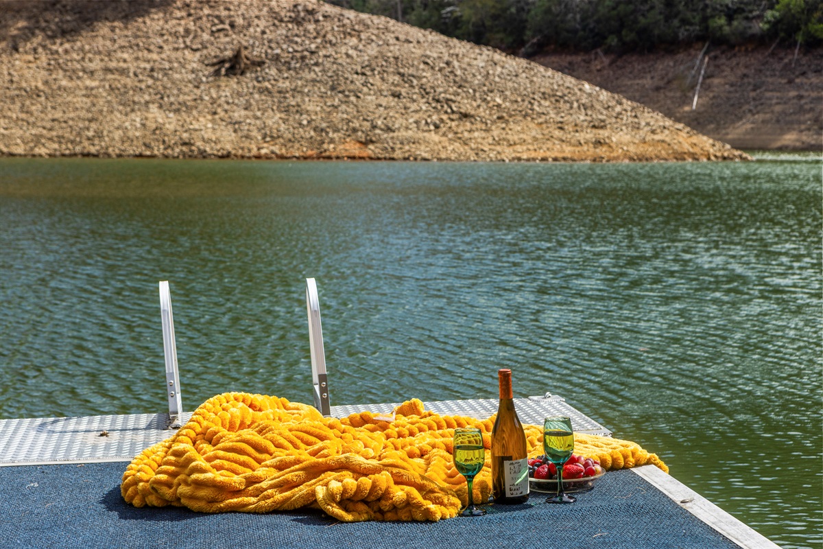 Waterfront Retreat: Savor wine and sun on your private dock with stunning lake views!