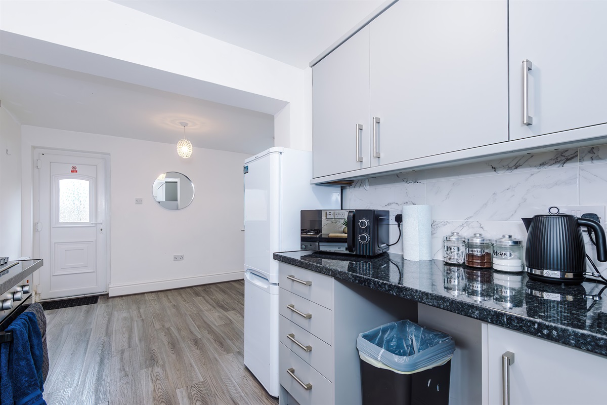 The modern, clean kitchen benefits from utensils, crockery, microwave, oven, hob, fridge freezer, washer & dishwasher 