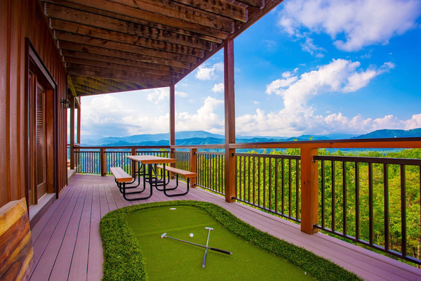 Putting green and picnic table on the lower balcony, sky for miles, Splashing at the Bluff