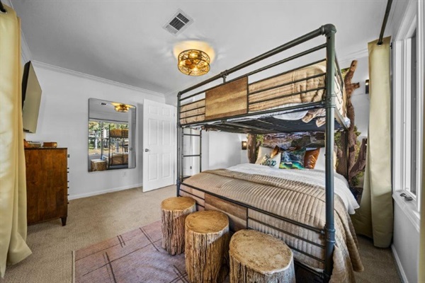 Super comfy queen bunks — Breakaway on Lake Hamilton