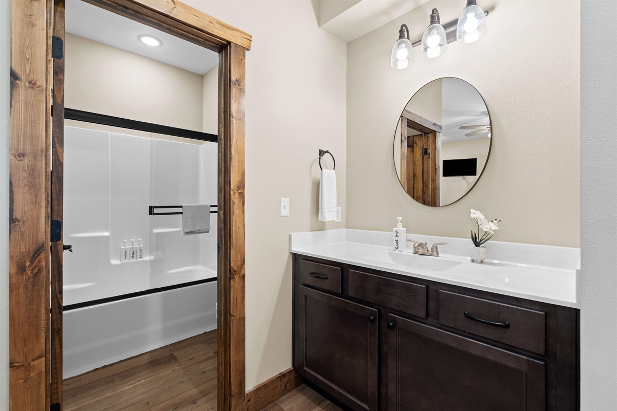 Main level en suite bathroom with tub/shower 