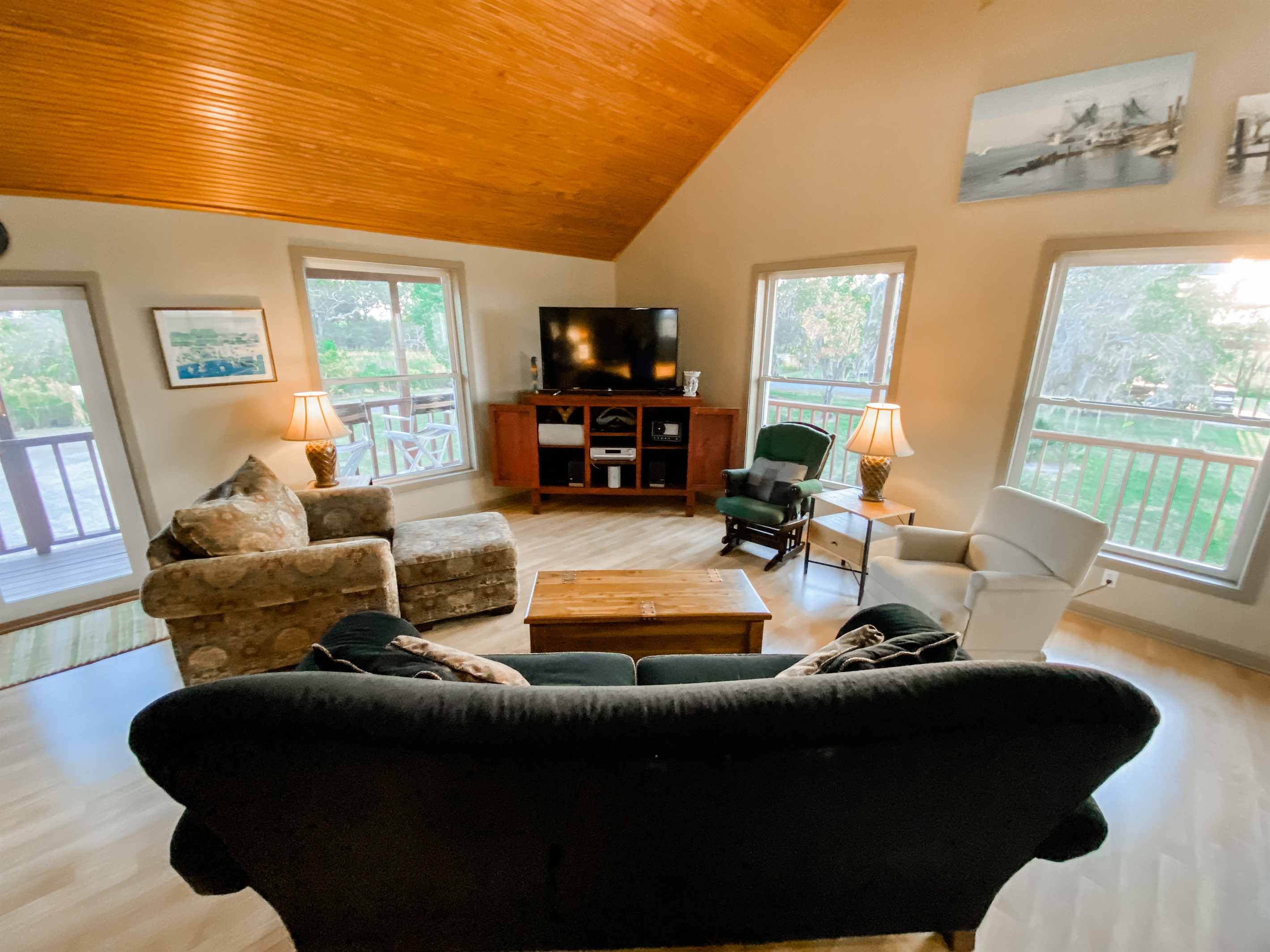 Smart TV and WI-FI available.