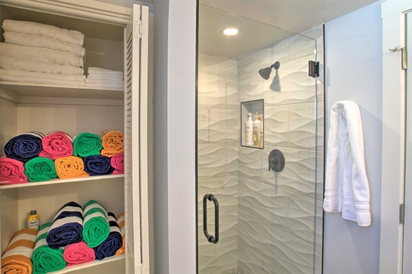 Full Bathroom 3 | Towels & Pool Towels Provided