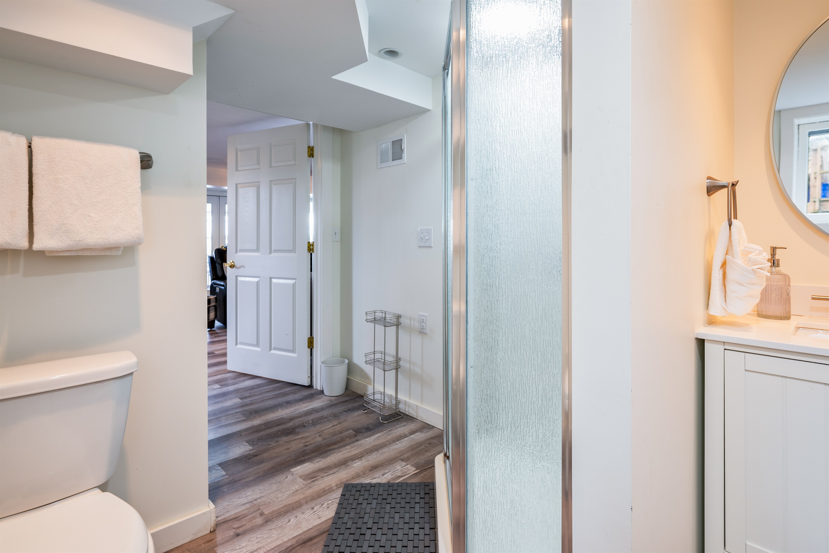 Minimalist bathroom with natural light, closet storage, and a frosted shower for a clean and functional setup 🧼☀️🚿
