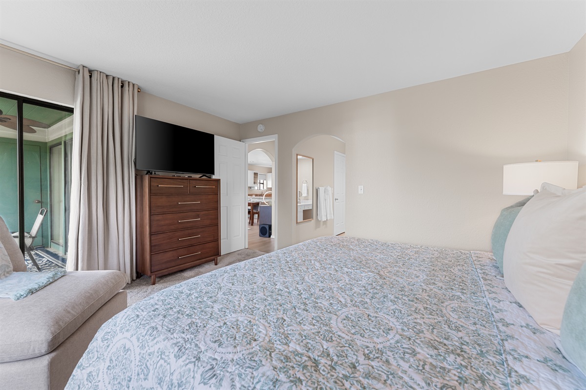 🛏 Spacious primary suite with a Sealy Posturepedic hybrid king, soft lighting, smart TV with cable, and calming tones for total relaxation.