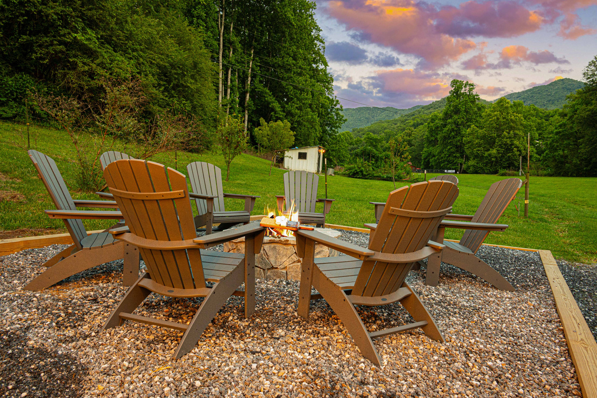 Fireside Retreat: Gather around the fire pit for starry nights and mountain views!