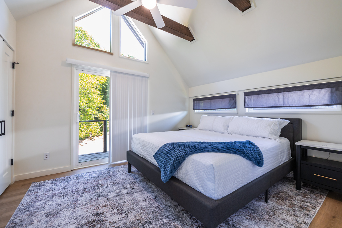 Bedroom 2/ King Bed