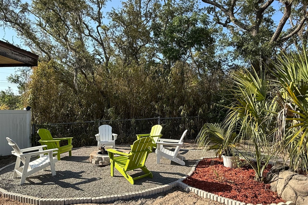 Surrounded by greenery, this cozy fire pit area is the perfect spot for evening chats, stargazing, or roasting marshmallows by the light of the flames.