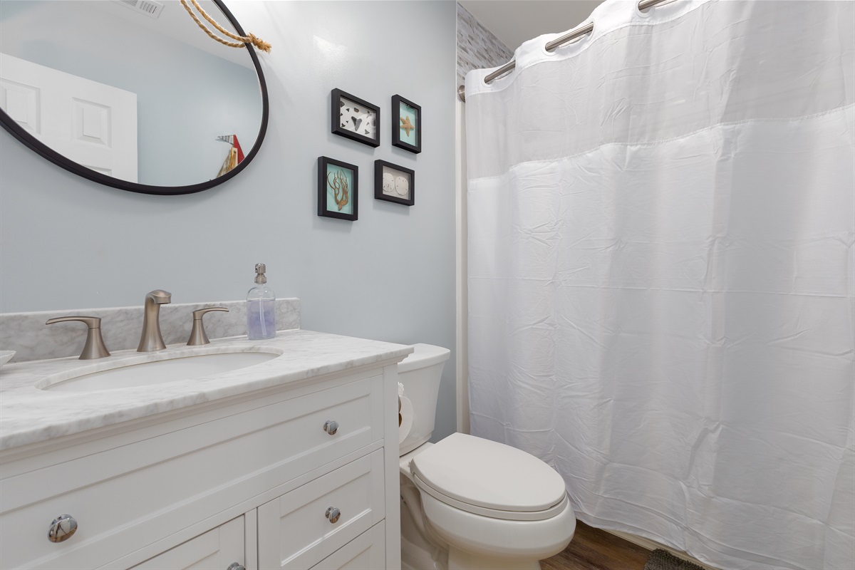 Clean lines and cozy touches in the upstairs bathroom 