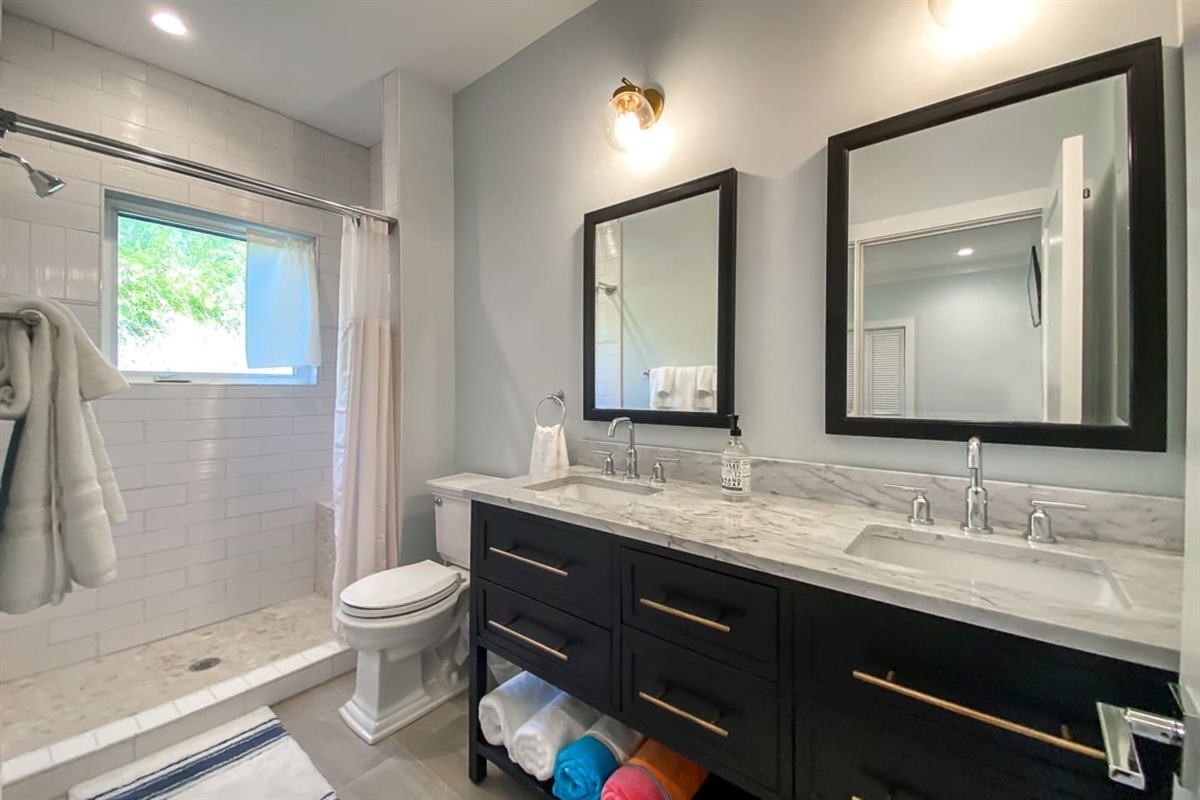 Master bedroom bath - pool/beach towels included