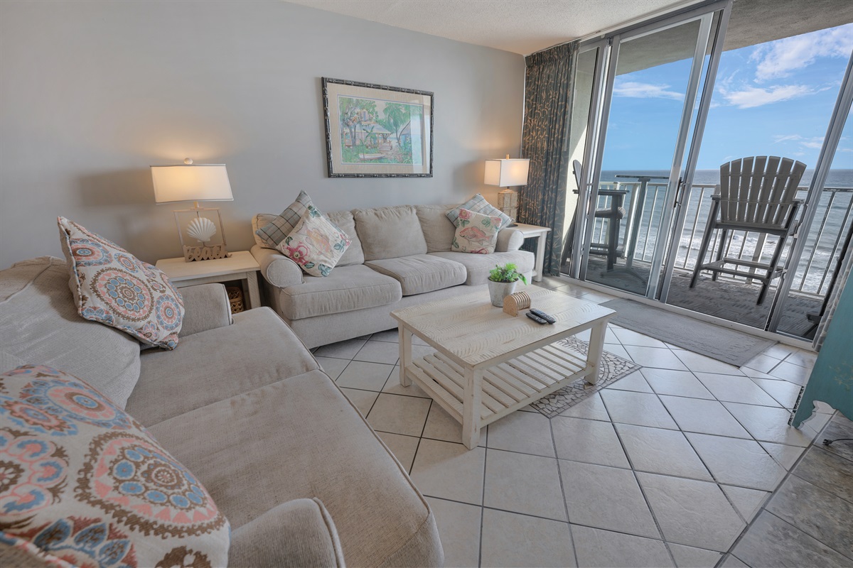 Living Room with Stunning Views🌊☀️