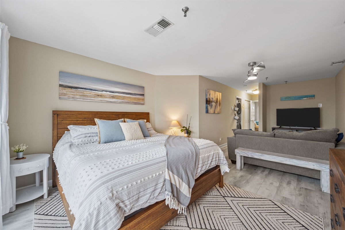 Spacious 2nd master suite with King bed and private lounge area