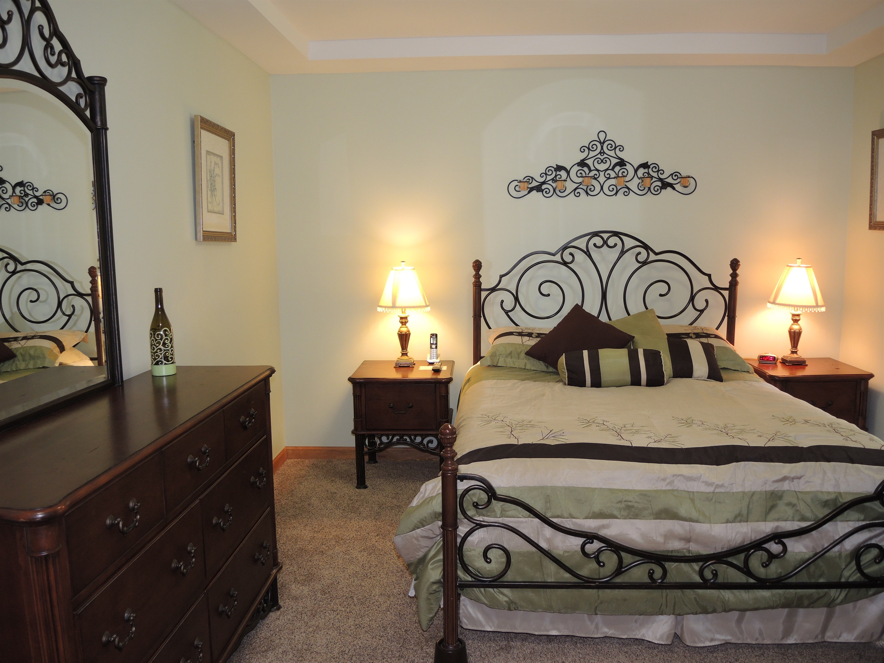 Queen master bedroom w/ ensuite bath