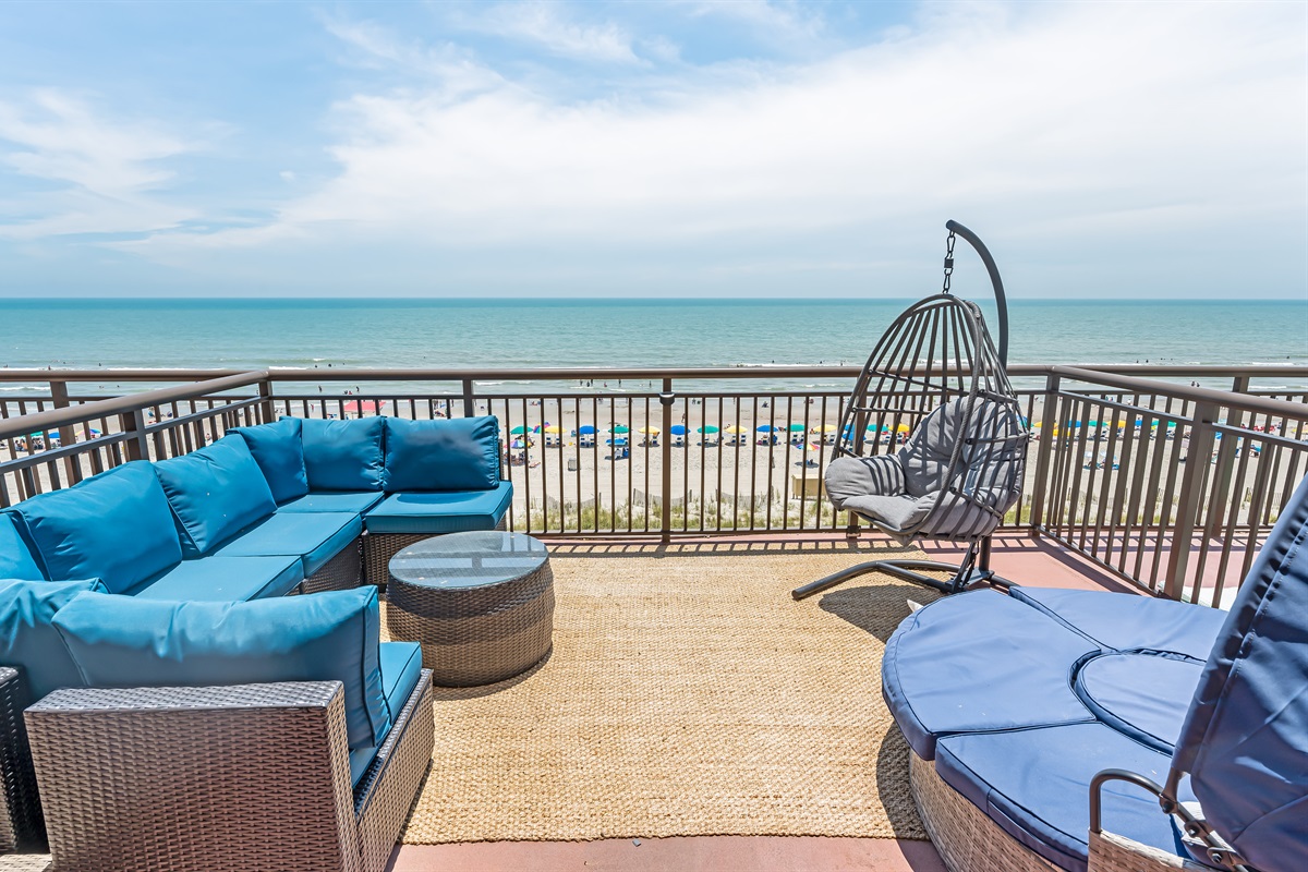 Large Balcony with Amazing Views of the Ocean🌊☀️