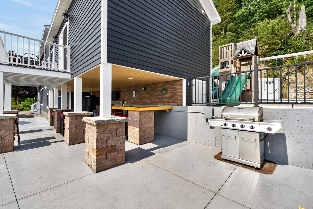 Covered patio kitchen with gas grill