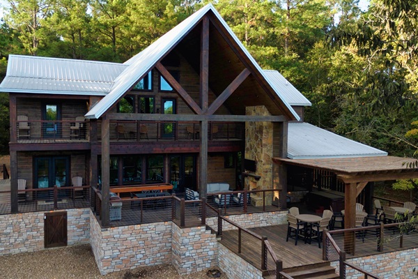 Modern luxury meets rustic charm—Skippin’ Rocks stands proudly among the trees, overlooking a peaceful private pond and welcoming you to your Hochatown escape