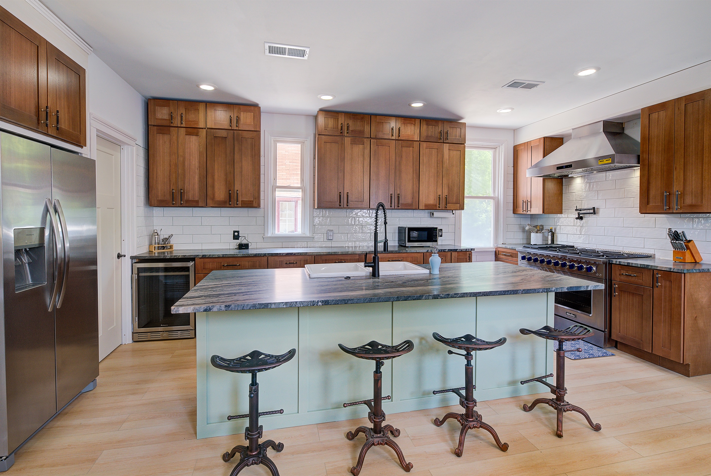 Spacious kitchen, with everything you need for the perfect meal, waffle maker, instantpot, rice maker, blender, food processor and more