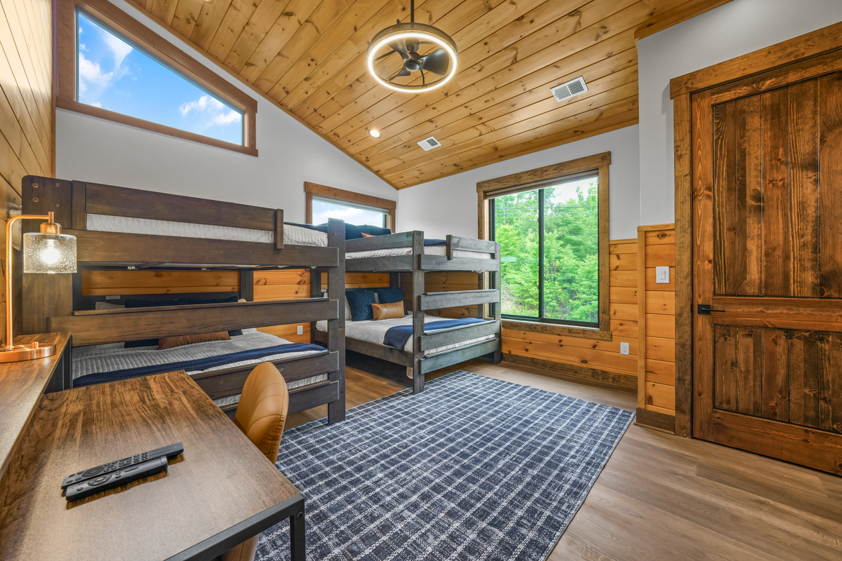 🛏️ Spacious Bunk Suite – Perfect for groups or families, this room features two Queen-over-Queen bunk beds, vaulted ceilings, a desk workspace, and a private en-suite bathroom for comfort and convenience. Bedrooms sleeps 8 guests comfortably.