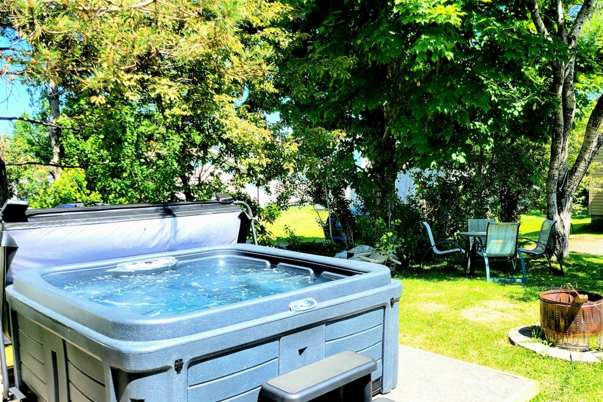 Spa privé ouvert à l’année, dans la cour arrière!