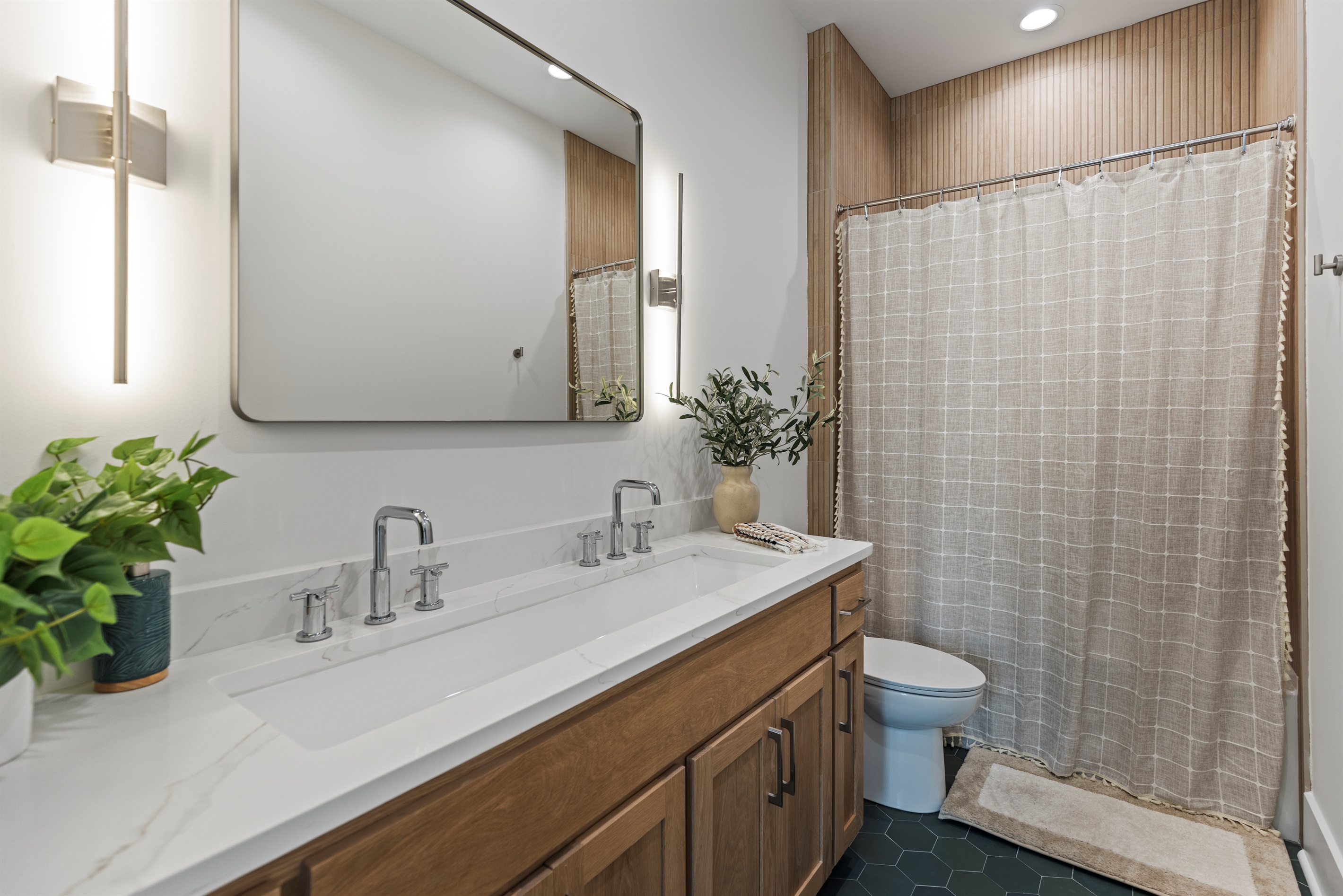 5th Bathroom (3rd Floor)