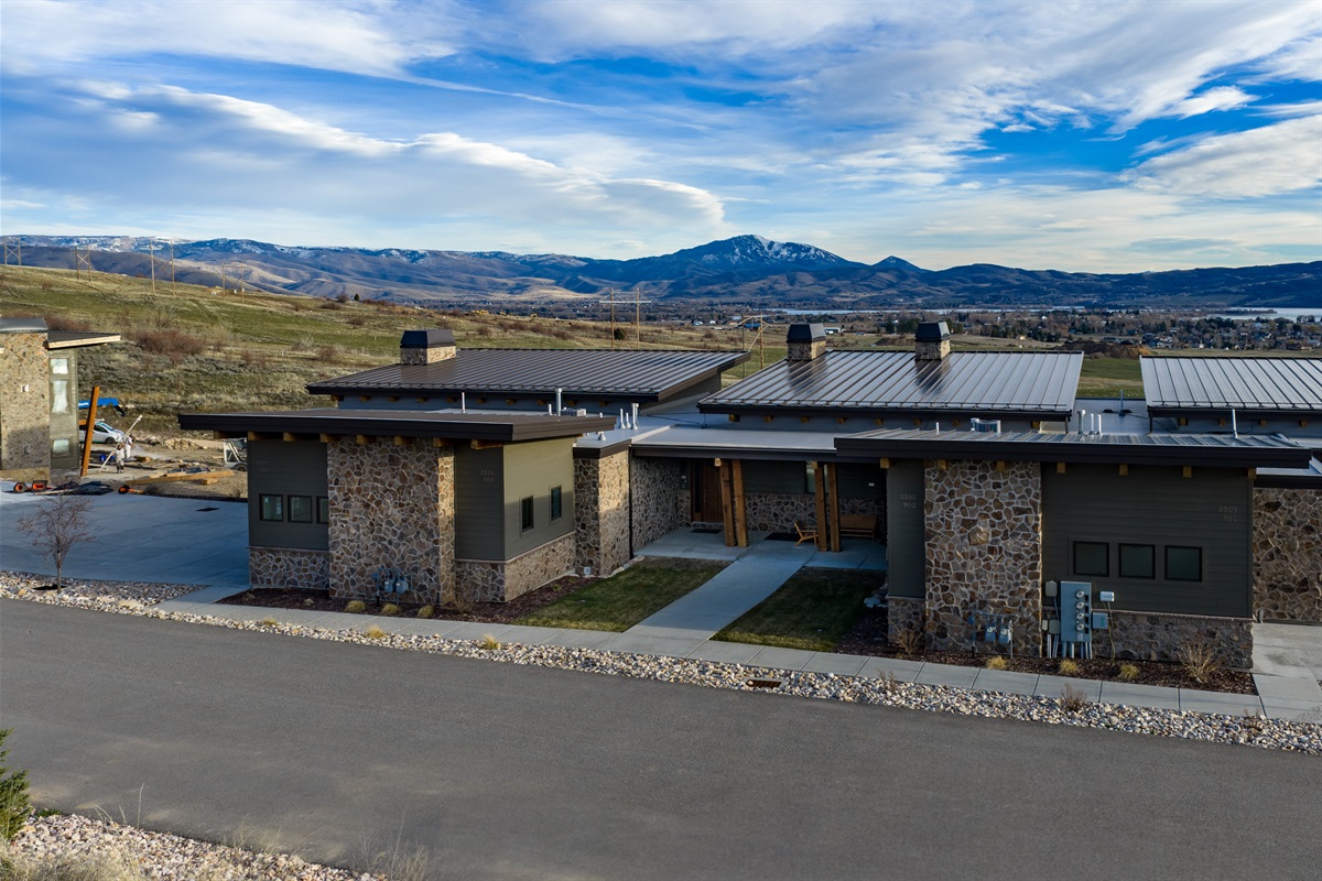 The Ridge community with stunning mountain backdrop