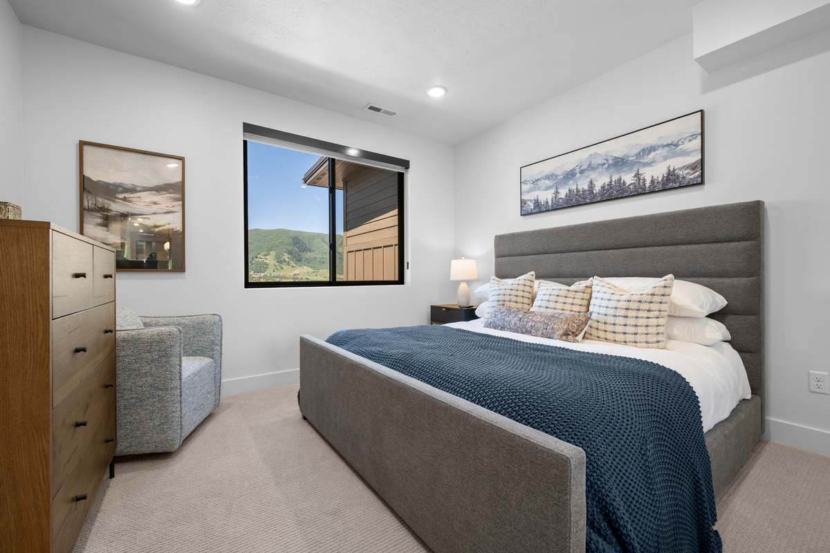 Main-level king bedroom with golf course and mountain views.

17.