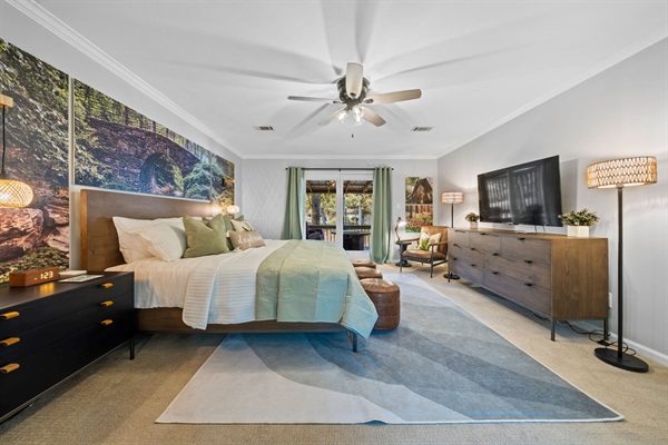 A king bedroom with an ensuite bath — Breakaway on Lake Hamilton