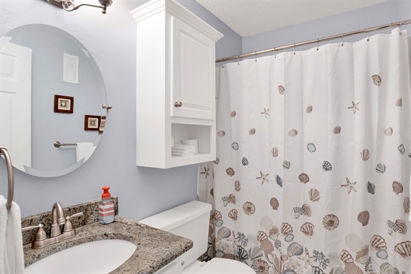 2nd Bathroom - Shower/Tub combo