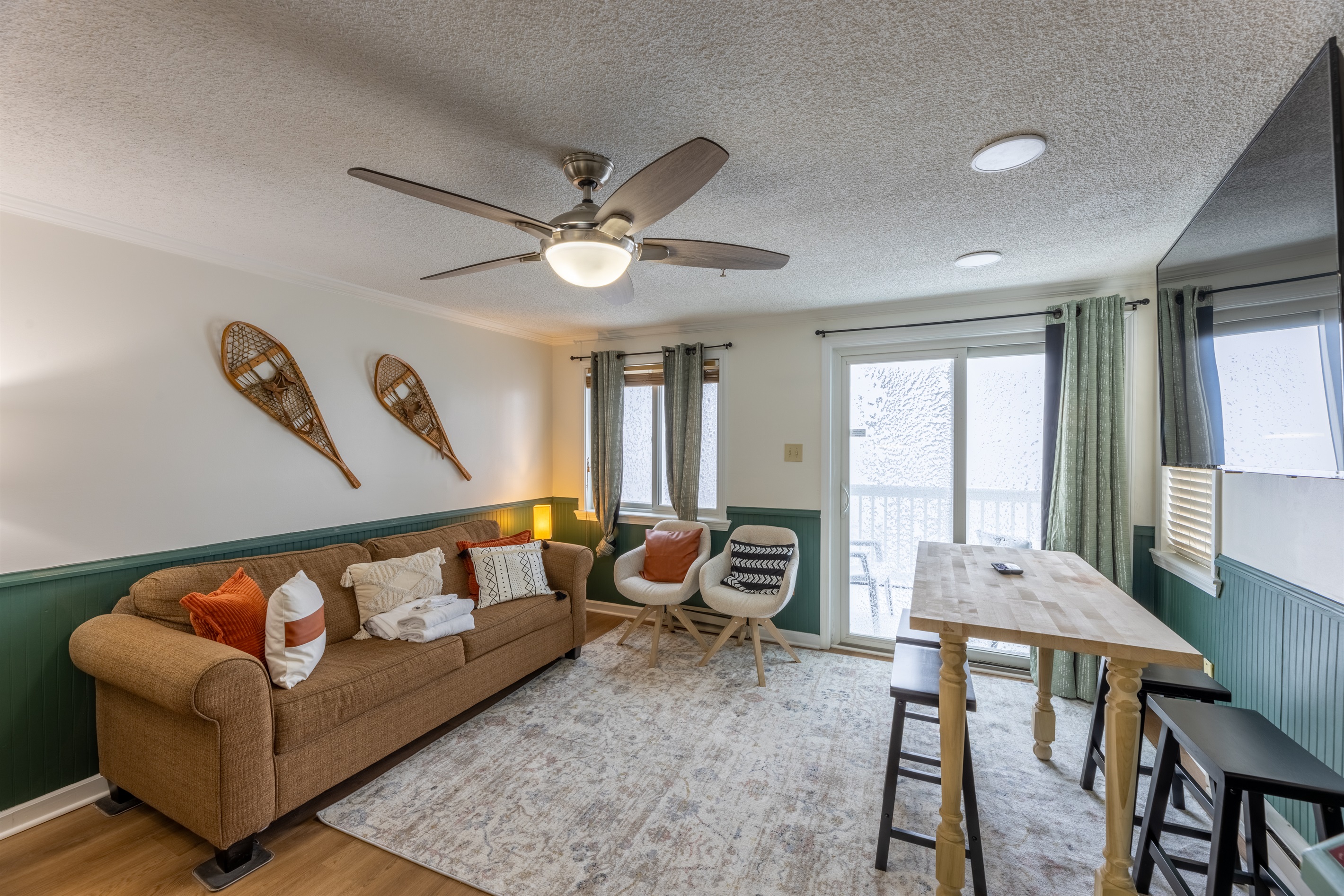 Snowshoe Ski-In/Ski-Out Steps to Ballhooter Lift Mountain Lodge Condo 2